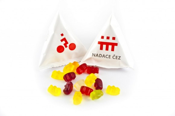 gumoví medvídci pyramida - NADACE ČEZ, reklamní sladkosti